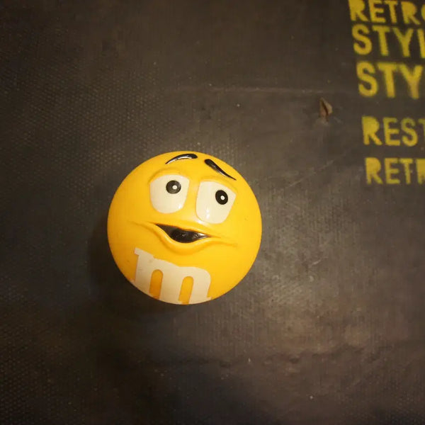 [BUNJANG] Vintage Yellow M&M's Storage Tin Classic Toy / 빈티지 노랑엠앤엠소품빈티지 고전완구 고전장난감UU