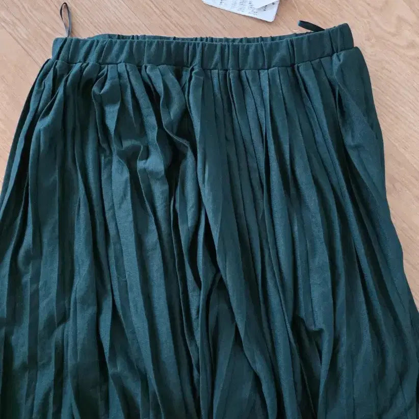 [BUNJANG] EARTH MUSIC & ECOLOGY Pleated Skirt (Dark Green, Size M) / EARTH MUSIC & ECOLOGY 플리츠스커트