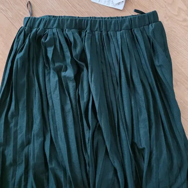 [BUNJANG] EARTH MUSIC & ECOLOGY Pleated Skirt (Dark Green, Size M) / EARTH MUSIC & ECOLOGY 플리츠스커트