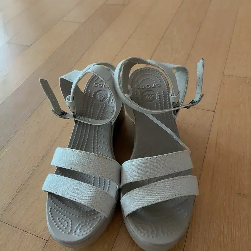 [BUNJANG] Crocs Beige Sandals Women's Size W8 / 크록스 샌들 베이지색 w8