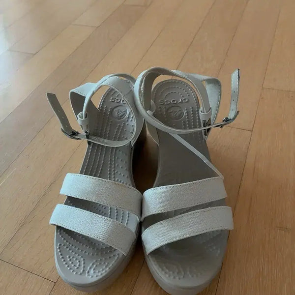 [BUNJANG] Crocs Beige Sandals Women's Size W8 / 크록스 샌들 베이지색 w8