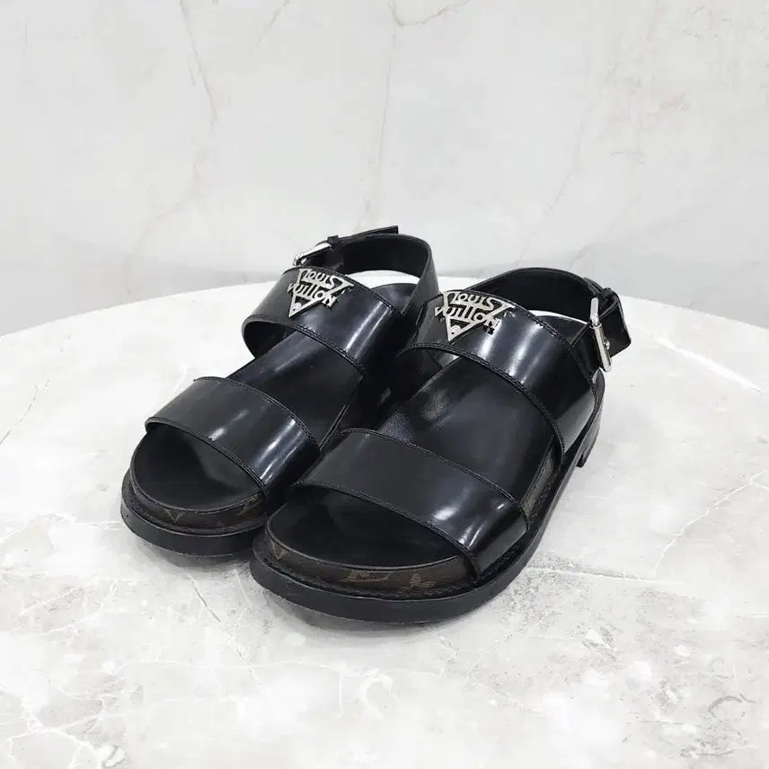 [BUNJANG] Louis Vuitton Metal Logo Flat Comfort Mules Sandals (Size 38) / 38 / 루이비통 메탈로고 플랫 컴포트 뮬 샌들