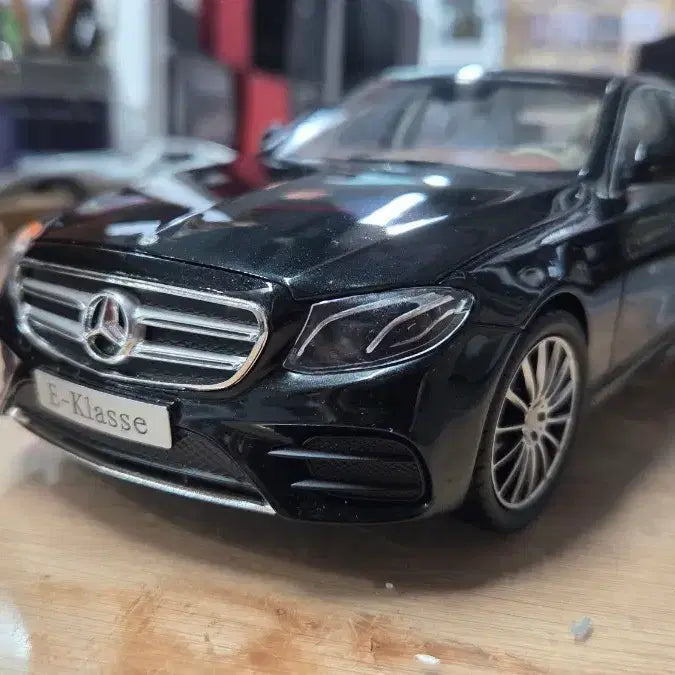 [BUNJANG] 1:18 Scale Ice Scale Dealer Version Mercedes-Benz E-Class Model Car / 1:18  아이스케일 딜러 버전 벤츠 E클래스