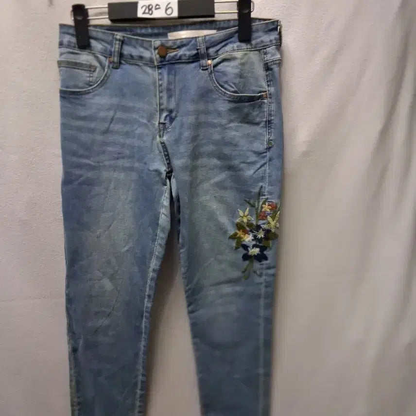 [BUNJANG] Embroidered Blue Denim Jeans (Size 28) / 자수 청바지 연청  28 스판