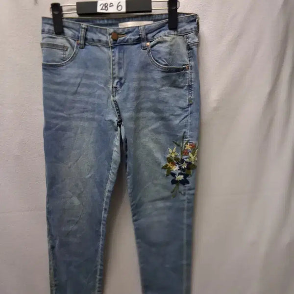 [BUNJANG] Embroidered Blue Denim Jeans (Size 28) / 자수 청바지 연청  28 스판