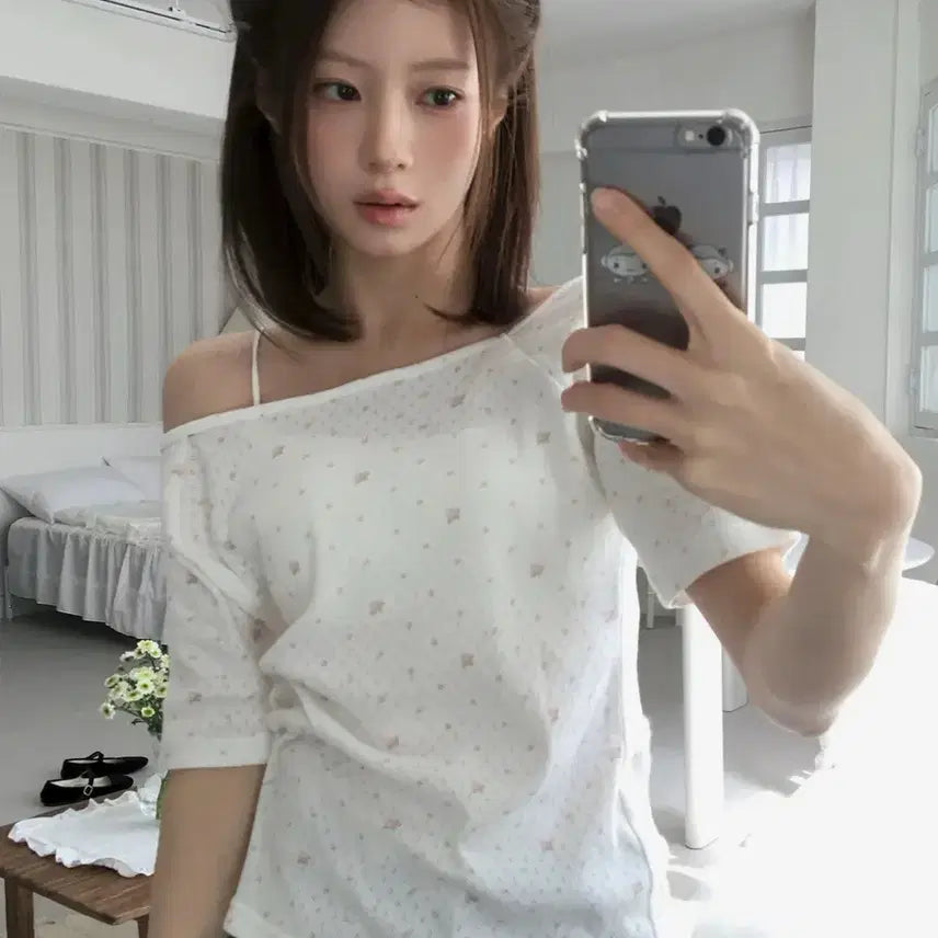 [BUNJANG] Letter From Moon Semi Off-Shoulder T-Shirt / 레터프롬문 세미 오프숄더 티셔츠