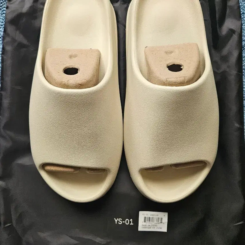 [BUNJANG] Yeezy YS-01 Vanilla Slides US 9 (270) / 이지 슬라이드 YS-01 바닐라 US 9 270
