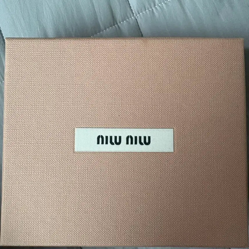 [BUNJANG] Miu Miu Matelassé Nappa Leather Wallet (Unused) / 미우미우 마테라쎄 나파 가죽 반지갑(미사용)
