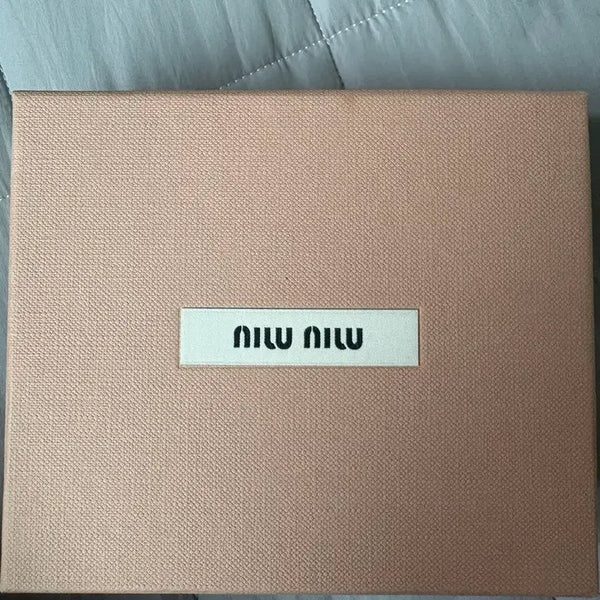 [BUNJANG] Miu Miu Matelassé Nappa Leather Wallet (Unused) / 미우미우 마테라쎄 나파 가죽 반지갑(미사용)