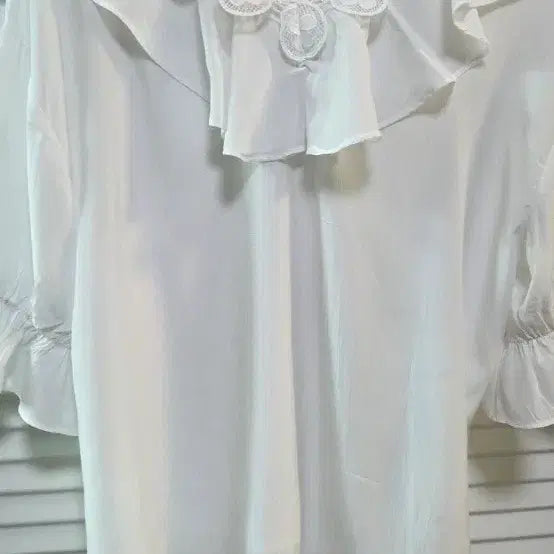 [BUNJANG] White Lace Frill Blouse / 하얀색 레이스 프릴 블라우스