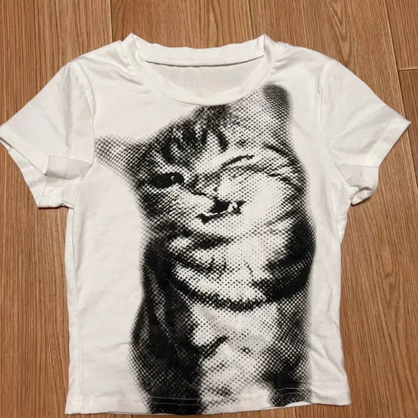 [BUNJANG] Cat Wink Semi-Crop T-Shirt / 고양이 세미크롭 반팔
