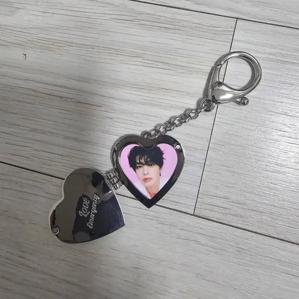 [BUNJANG] ZB1 Kim Ji Woong Dr. Dr. Heart Pendant Keyring / 제베원 김지웅 닥터닥터 하트 팬던트 키링