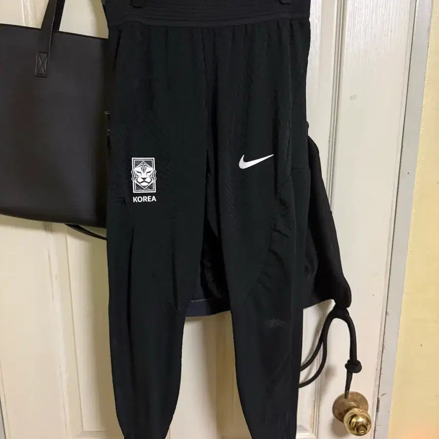[BUNJANG] 2022-2024 National Football Team Training ADV Pants - Size L / 22-24 축구 국가대표 트레이닝 adv 팬츠 L 사이즈