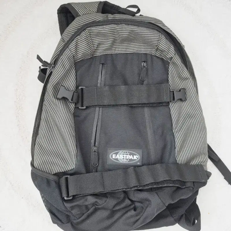 [BUNJANG] Eastpak Black Stripe Backpack Standard Size / 이스트팩 블랙 스트라이프 백팩 일반 사이즈