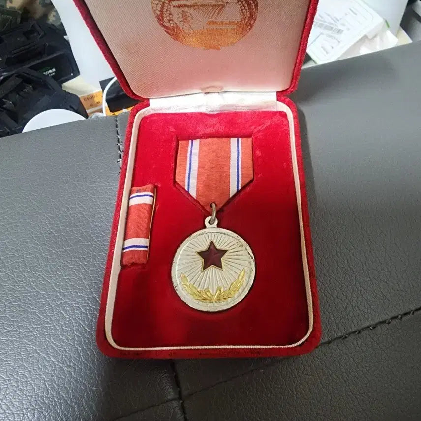 [BUNJANG] North Korean Medal Set with Case and Ribbon Bar / (2) 북한 공로메달 풀세트