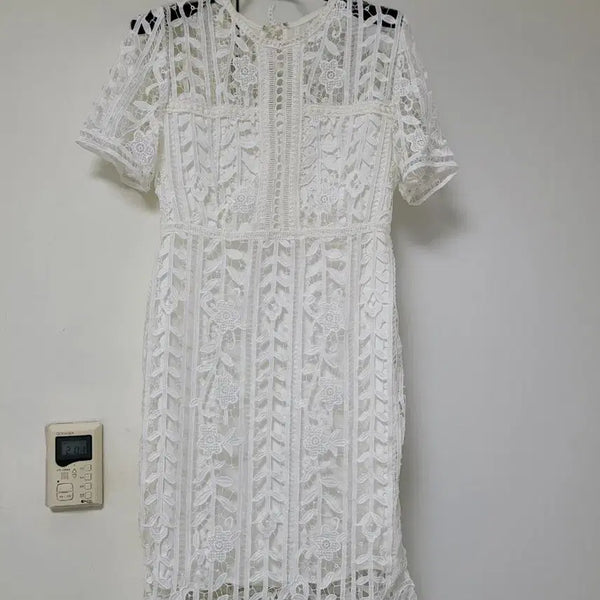 [BUNJANG] Sisley White Lace Dress / 고급스러운  시슬리 화이트 레이스 소재 원피스예요총장 95사진에서 보이는 것처럼 섬세한 레이스 디테일이 돋보이며, 허리 라인을 잡아주는 디자인으로 여성스러운 실루엣