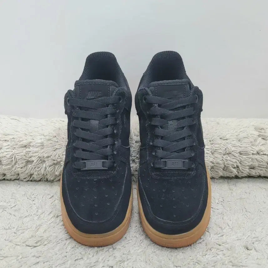 [BUNJANG] Nike Air Force 1 Low Black Gum Sole Suede / 나이키 에어포스 1 로우 블랙 검솔 스웨이드 220