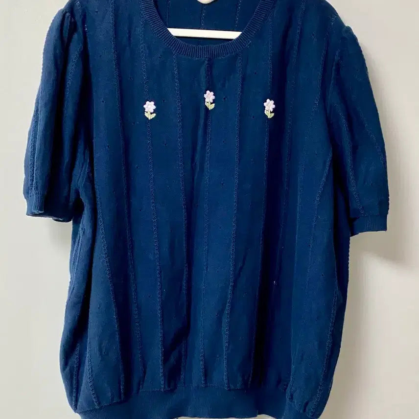 [BUNJANG] Navy Short Sleeve Knit with Flower Embroidery / 네이비 꽃 자수 반팔 니트