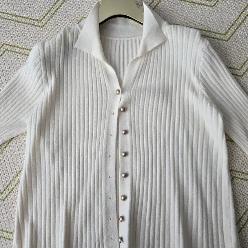 [BUNJANG] White Gold Button Knit Shirt / 화이트 셔츠 니트 골드 단추
