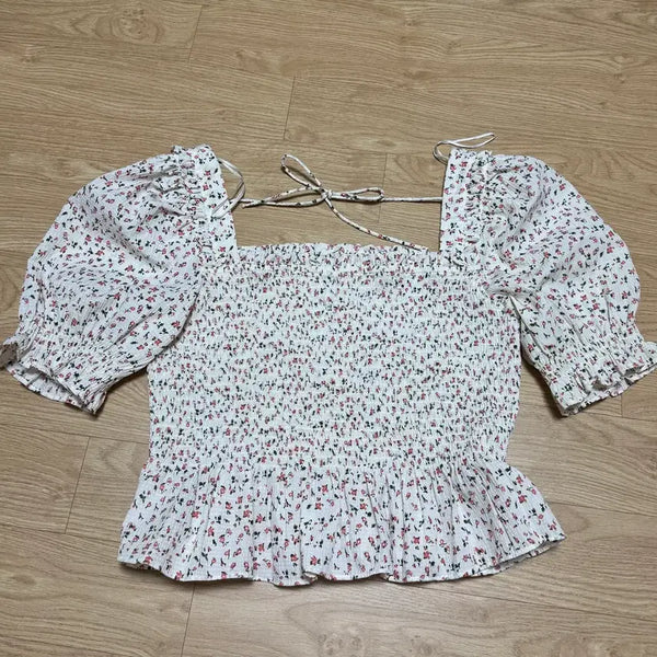 [BUNJANG] 8 Seconds Floral Square Neck Blouse / 에잇세컨즈 플라워 밴딩 스퀘어넥 블라우스 95