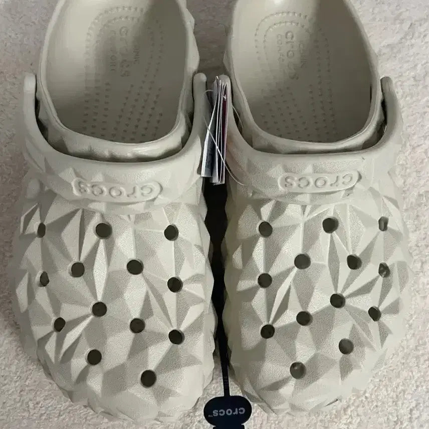 [BUNJANG] Crocs Classic Geometric Clog Beige Size 250 / M6/W8크록스 클래식지오메트릭 베이지250사이즈