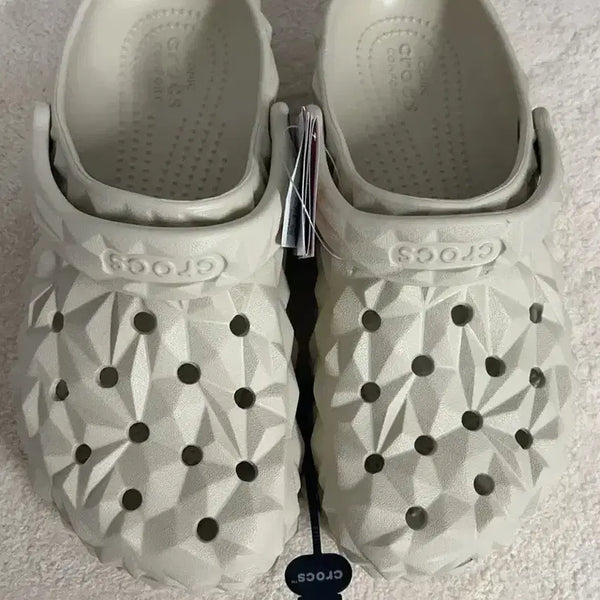 [BUNJANG] Crocs Classic Geometric Clog Beige Size 250 / M6/W8크록스 클래식지오메트릭 베이지250사이즈