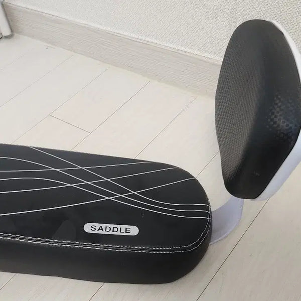 [BUNJANG] Used Bicycle and Electric Bicycle Rear Seat with Cushion and Backrest (All Black) - Includes Free Mini Footrest / [중고 제품] 자전거용, 전기자전거용, 뒷 안장, 유아 안장, 쿠션 안장, 보조 안장(올블랙) 1만8천원 구입 시 고정형 미니 발판 무료 나눔