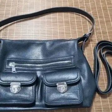 [BUNJANG] Black Two-Pocket Shoulder Bag / 블랙 투포켓 숄더백(1번사용 상태좋아요)