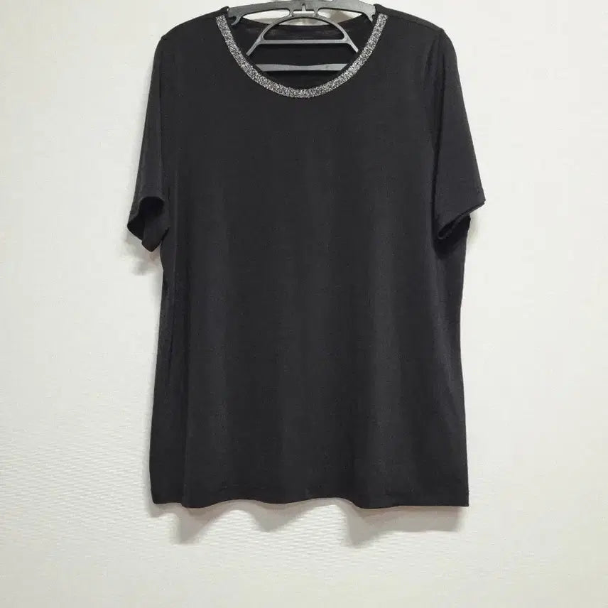 [BUNJANG] Chatelen Black Short Sleeve T-Shirt with Beaded Neckline / 샤트렌 블랙 반팔 티셔츠 넥라인 비즈 장식