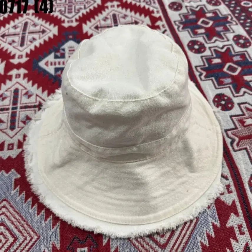 [BUNJANG] White Bucket Hat with Fringed Detail / 벙거지 모자 흰색