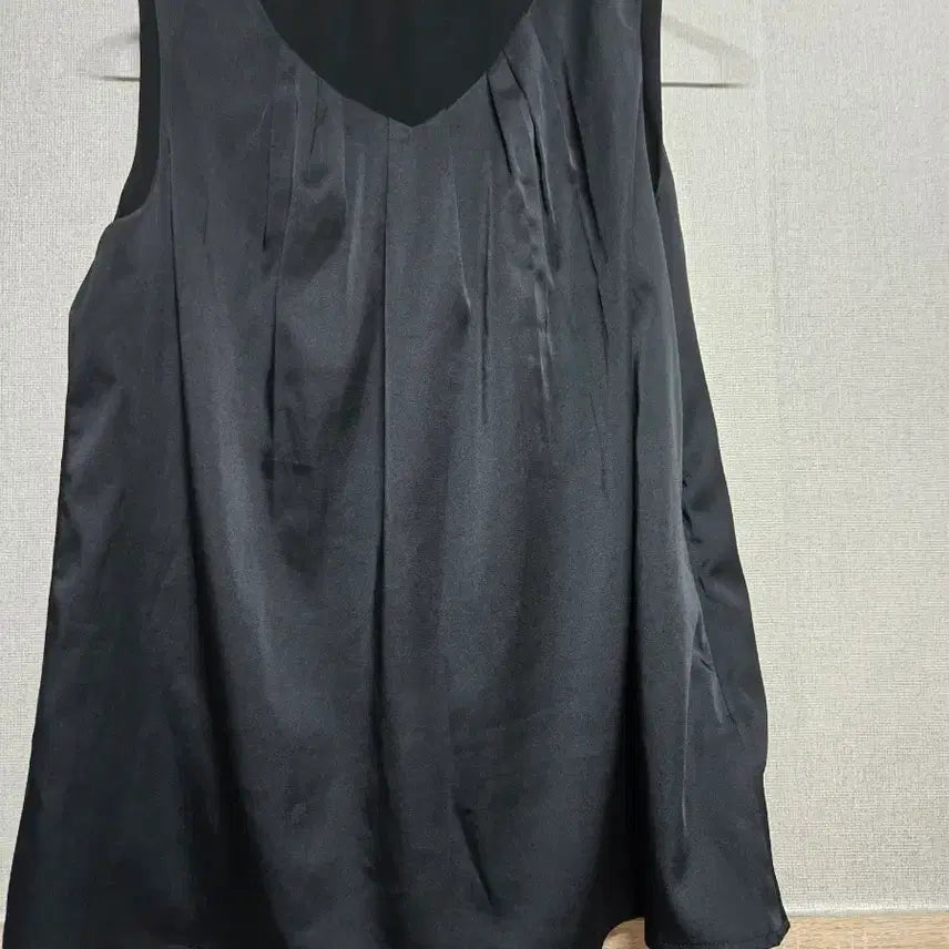 [BUNJANG] ZOOC Black Sleeveless Blouse with Shirring Detail / ZOOC 블랙 민소매 블라우스