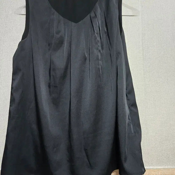 [BUNJANG] ZOOC Black Sleeveless Blouse with Shirring Detail / ZOOC 블랙 민소매 블라우스