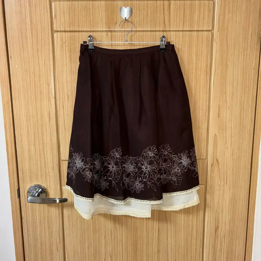 [BUNJANG] Dark Brown Midi Skirt with White Floral Embroidery / Sale 59