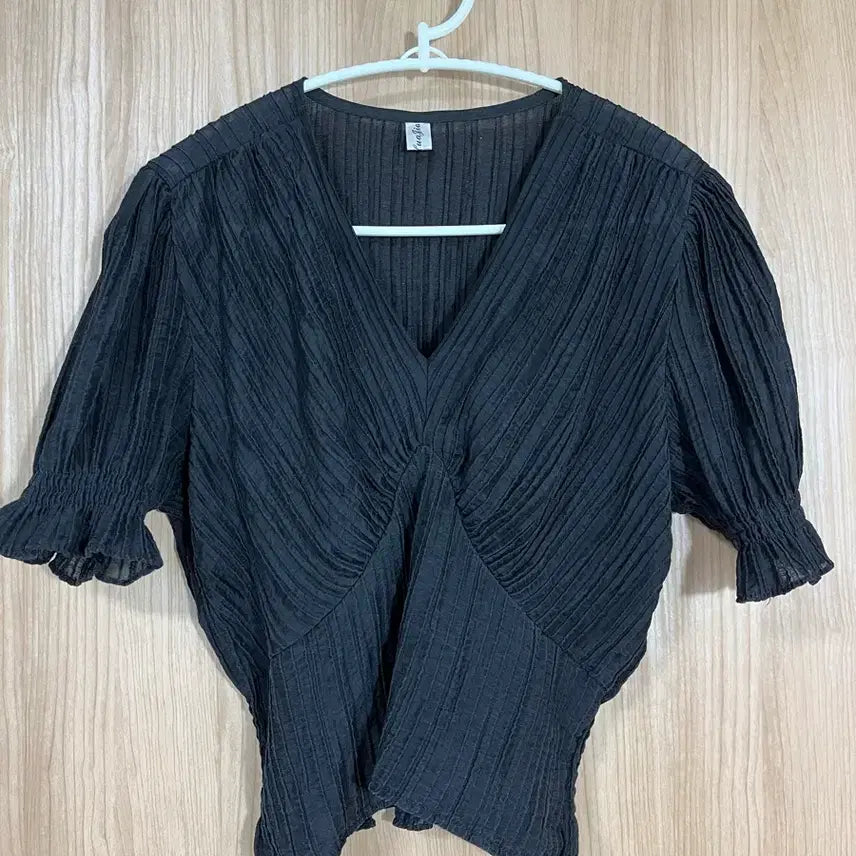 [BUNJANG] Ruched V-Neck Puff Sleeve Blouse / 주름 브이넥 퍼프 소매 블라우스