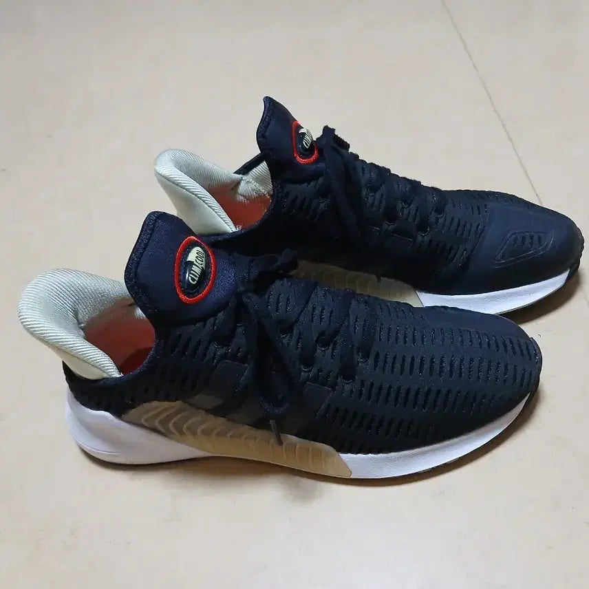 [BUNJANG] Adidas Climacool Running Shoes Black Size 265 / 아디다스 클라이마쿨 운동화 블랙 265 사이즈예요통기성이 좋아 시원하게 신기 좋아요가볍고 편안해서 데일리로 신기에도 좋답니다운동할 때나 일상생활에서 편하게 신기 좋은 신발이에