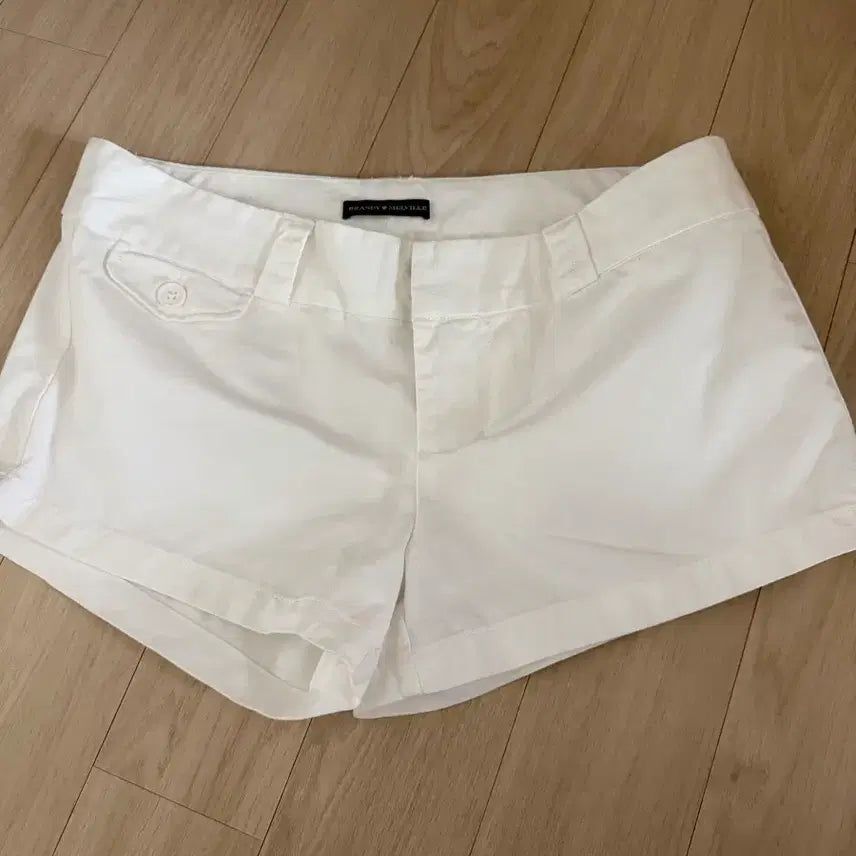 [BUNJANG] Brandy Melville White Low Rise Shorts / 브랜디멜빌 화이트 쇼츠 반바지 로우라이즈 | 쓰리타임즈 샵페어리 클리시어