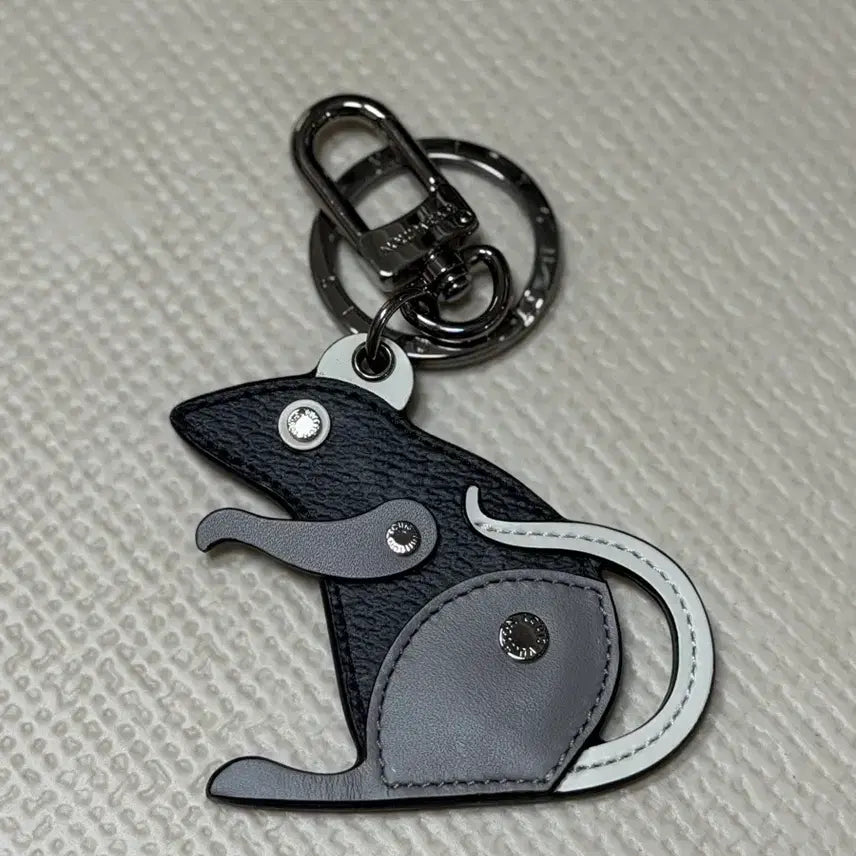 [BUNJANG] Louis Vuitton Porte Cles LV Rat Keychain / 루이비통(Louis Vuitton) 포르트 클레 LV 랫 키링