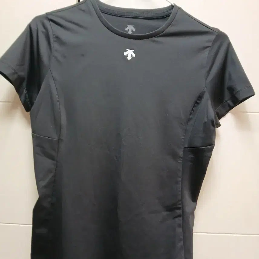 [BUNJANG] Descente Black Short Sleeve T-Shirt Size S / 데상트 반팔 티셔츠 블랙S