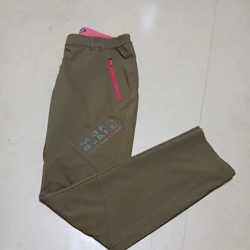 [BUNJANG] Lafuma Women's Hiking Pants Khaki Size 30 / 라푸마 여성 등산바지 카키색상이에요실사이즈는 30 가능해요신축성 좋은 소재로 편안하게 착용 가능해요활동적인 야외 활동에 딱 맞는 바지랍니다.총기장 93