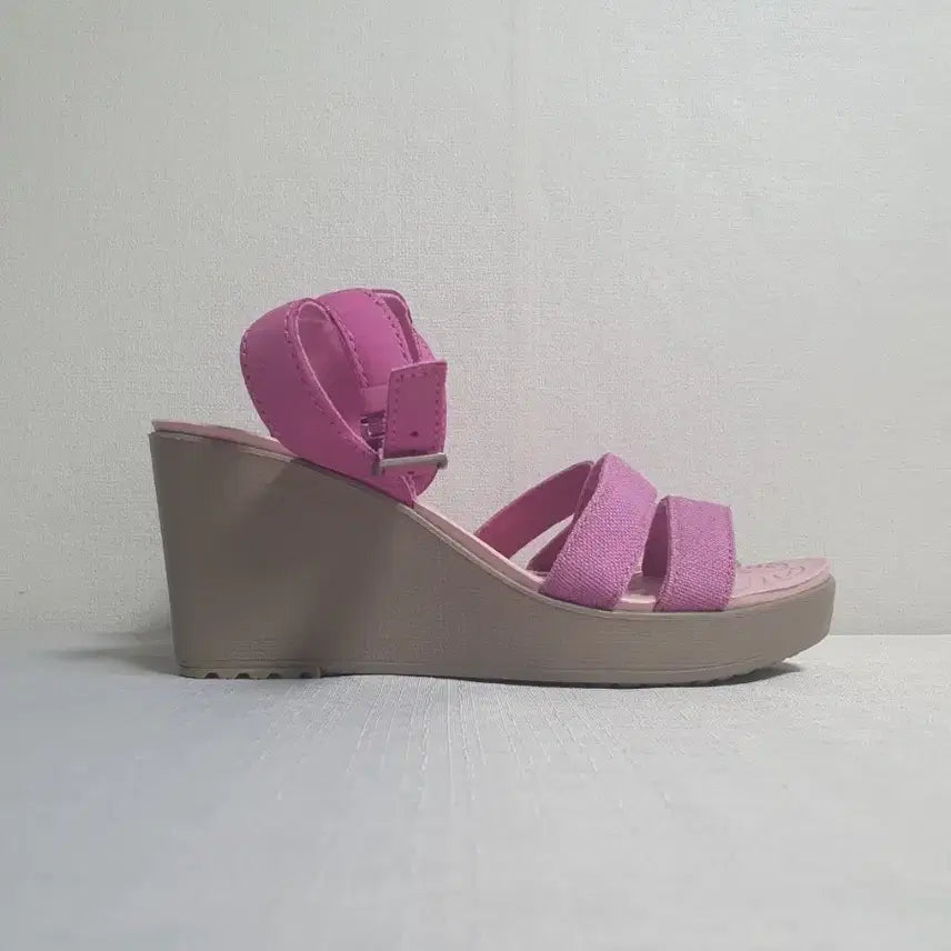 [BUNJANG] Crocs Leigh Graphic Wedge Sandals Pink Strap / 크록스 레이 그래픽 웨지 샌들 연핑크 스트랩 230mm