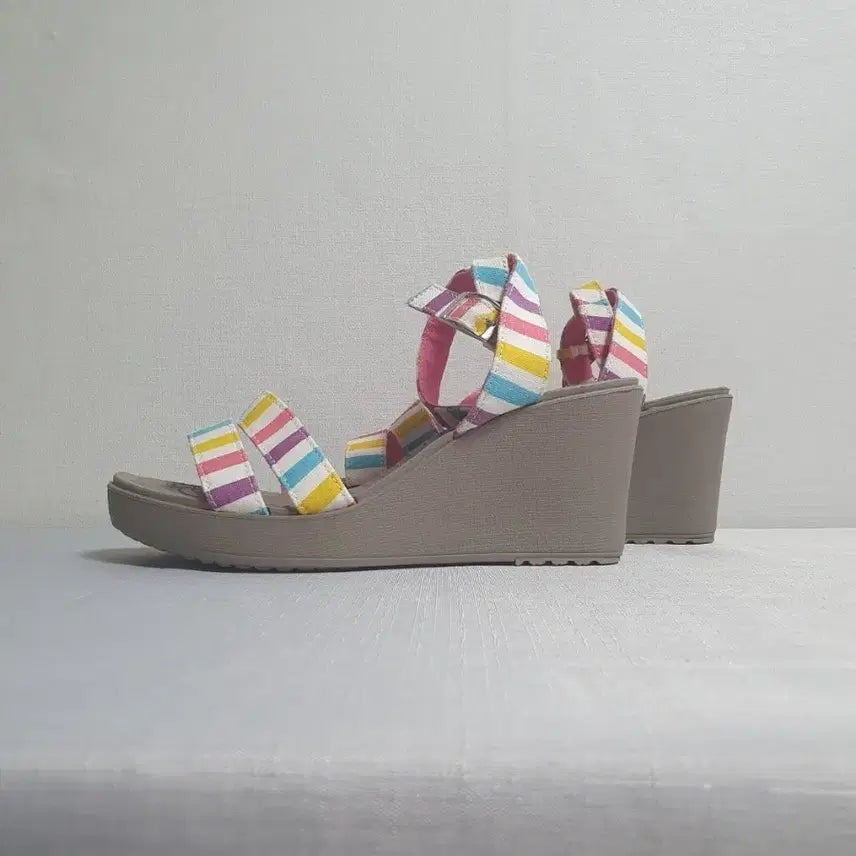 [BUNJANG] Crocs Laleh Graphic Wedge Sandals Lollipop (250mm) / 크록스 레이 그래픽 웨지 샌들 롤리팝 250mm
