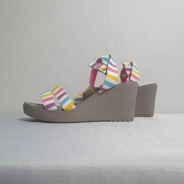 [BUNJANG] Crocs Laleh Graphic Wedge Sandals Lollipop (250mm) / 크록스 레이 그래픽 웨지 샌들 롤리팝 250mm