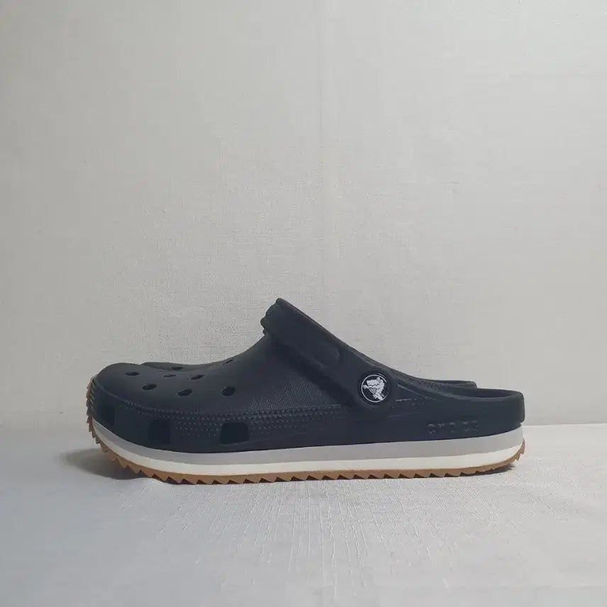 [BUNJANG] Crocs Crocband Runner Clog Black Gum Sole Sandals / 크록스 크록밴드 러너 클로그 블랙 검솔 샌들 230mm