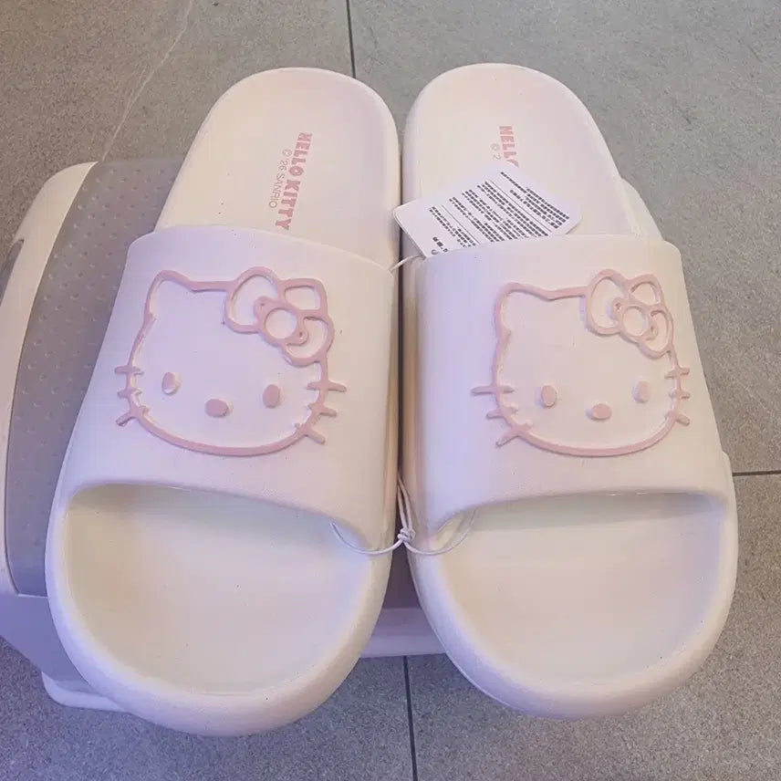 [BUNJANG] Hello Kitty Slippers White Size 255 / 헬로키티 슬리퍼 화이트 255
