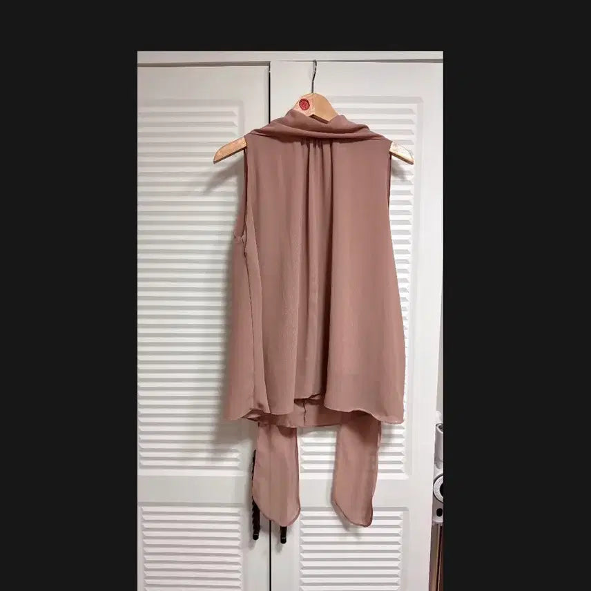 [BUNJANG] Moont Sleeveless Blouse Beige Back-Tie Design / 문트 나시 블라우스 베이지 뒷매듭