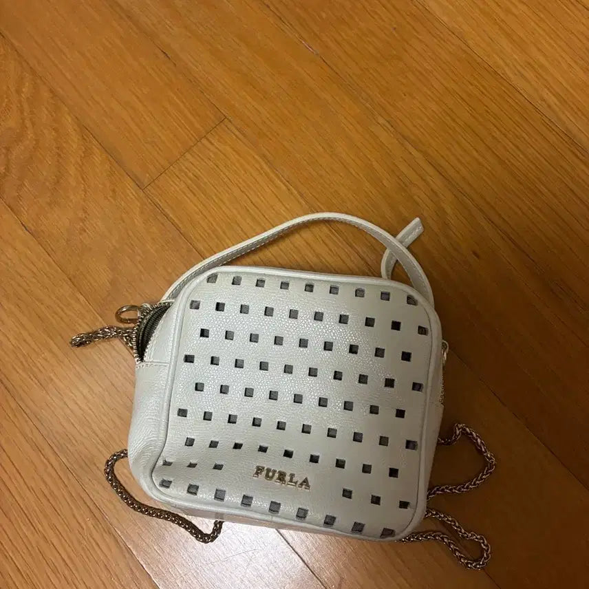 [BUNJANG] Furla White Punching Detail Chain Strap Shoulder Bag / Furla 가방