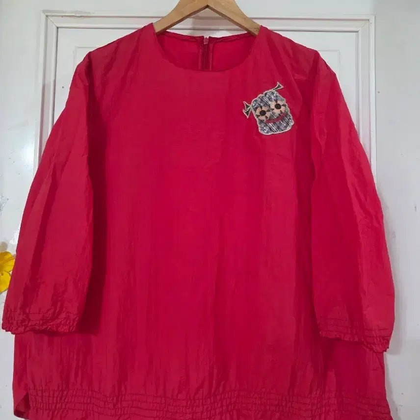 [BUNJANG] Korean Style Summer Spandex Blouse with Wappen Detail / 여름 시원한  귀엽고 고급스러운 얇은바스락  스판블라우스