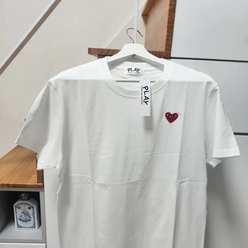 [BUNJANG] Comme des Garçons Play Red Heart Appliqué Short Sleeve T-Shirt White XL / [미착용&새제품/반택무료] 꼼데가르송 플레이 빨간하트 레드와펜 반팔티 화이트 XL