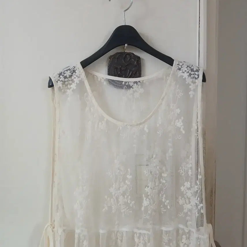 [BUNJANG] Layered Lace Sleeveless Dress with Side Slit / 레이어드 레이스 민소매 나시 옆트임 원피스