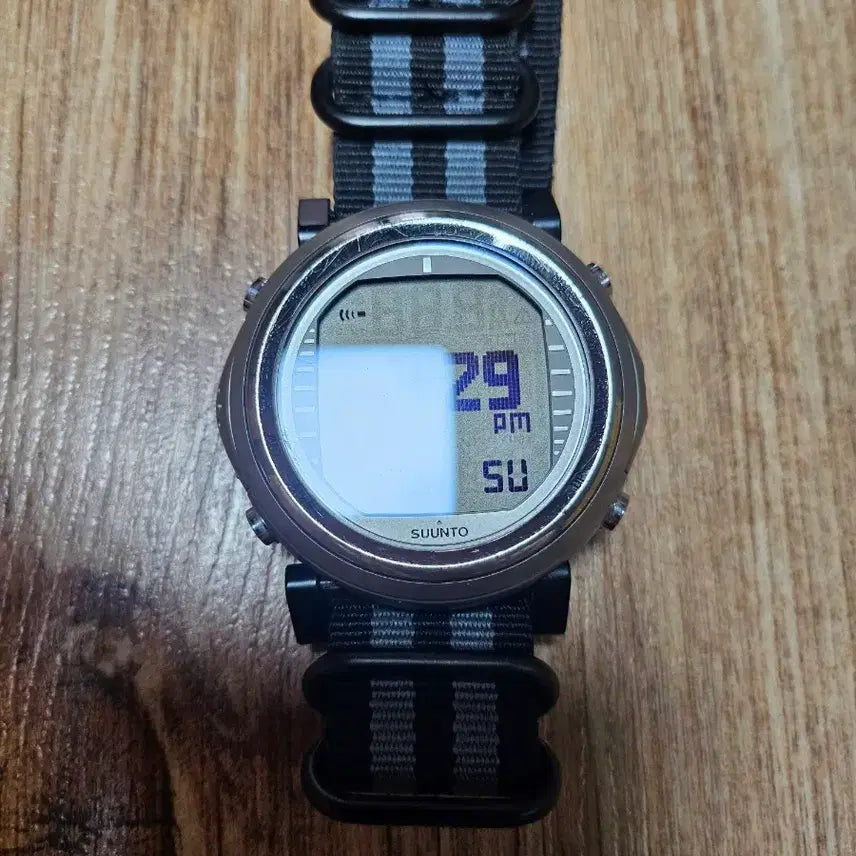 [BUNJANG] Suunto D9TX Scuba Diving Computer Watch Titanium Bezel / 스쿠버 다이빙 순토 d9tx 다이빙 컴퓨터 시계액정기스 없음티타늄 태두리 사용감 기스 등순토 D시리즈 중 테크 및 프리다이빙 모두 지원